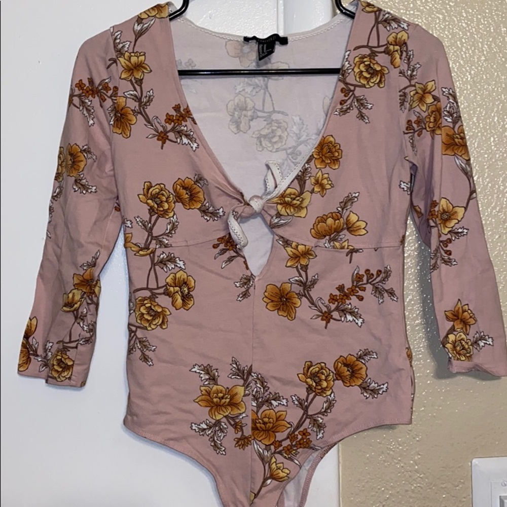 Mid sleeve bodysuit w/ button closure/lace detail